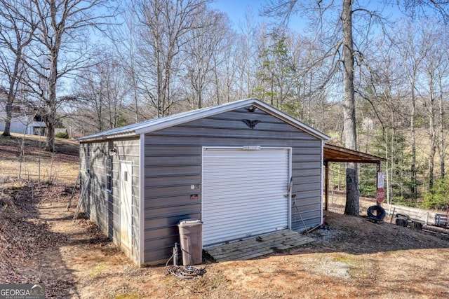 view of outdoor structure with an outbuilding and driveway