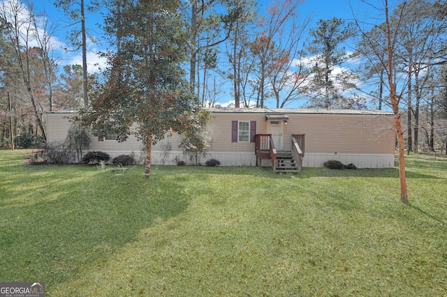 view of front of property featuring a front yard