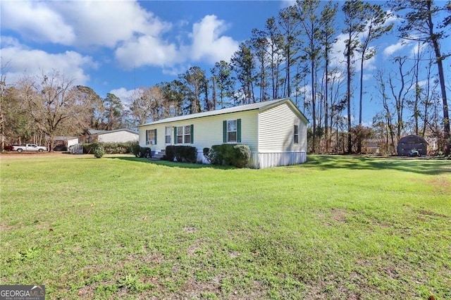 view of front of house featuring a front lawn