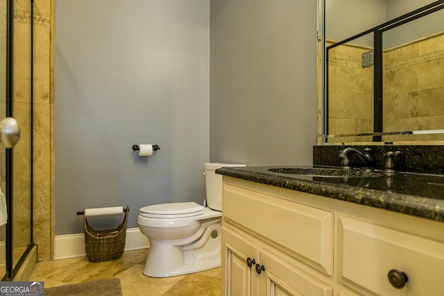 full bathroom with tiled shower, vanity, toilet, and baseboards