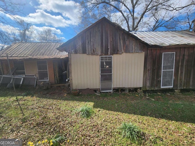 view of outdoor structure with an outbuilding