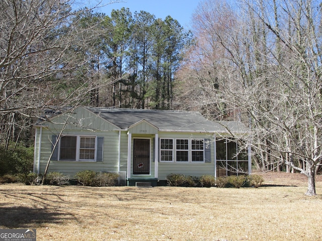 ranch-style home featuring a front yard