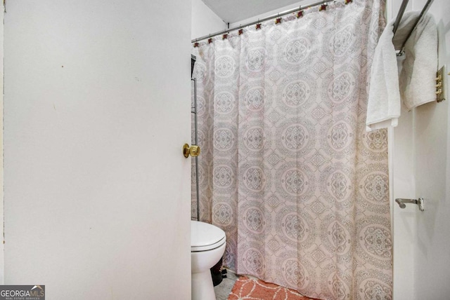 full bath featuring curtained shower and toilet