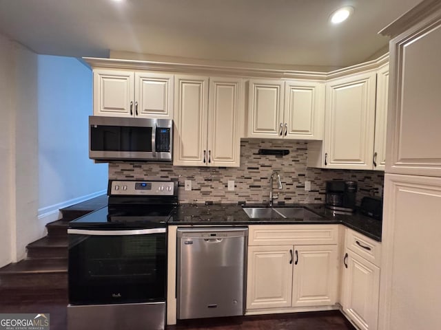 kitchen with stainless steel appliances, recessed lighting, a sink, and decorative backsplash