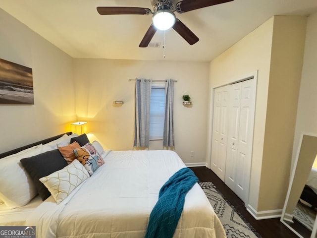 bedroom with visible vents, baseboards, ceiling fan, and a closet