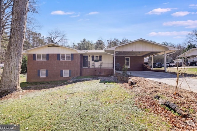 ranch-style house featuring crawl space, brick siding, driveway, and a front lawn