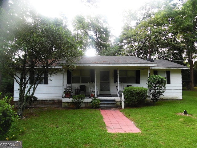 view of front facade featuring a porch and a front yard