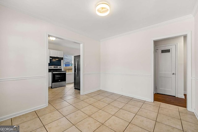 unfurnished room featuring light tile patterned floors, baseboards, and crown molding