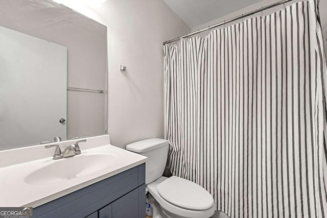 full bath with toilet, vanity, and a shower with curtain