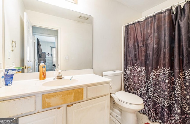 full bathroom with a shower with shower curtain, visible vents, vanity, and toilet