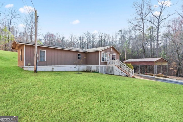 view of front of home featuring a detached carport, driveway, and a front yard