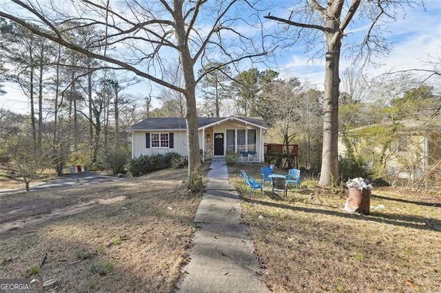 bungalow-style house featuring a front yard