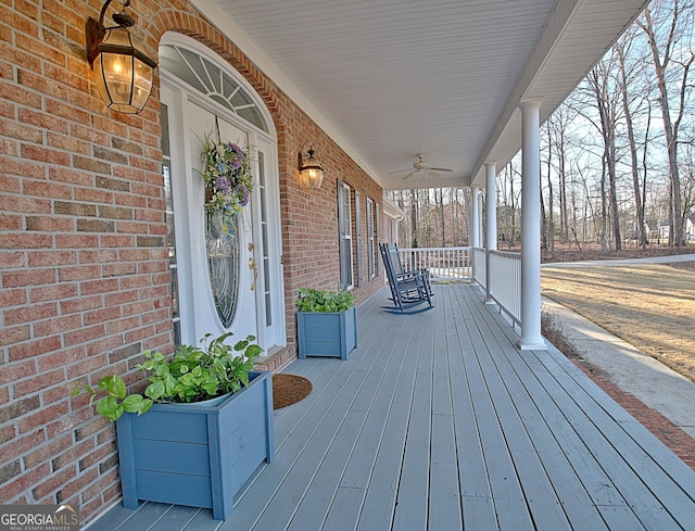 deck with covered porch and a ceiling fan