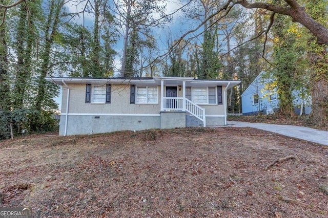 view of front facade featuring crawl space