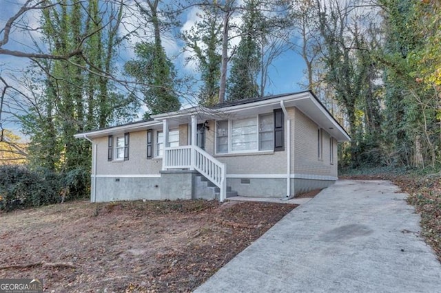 ranch-style home featuring crawl space and concrete driveway