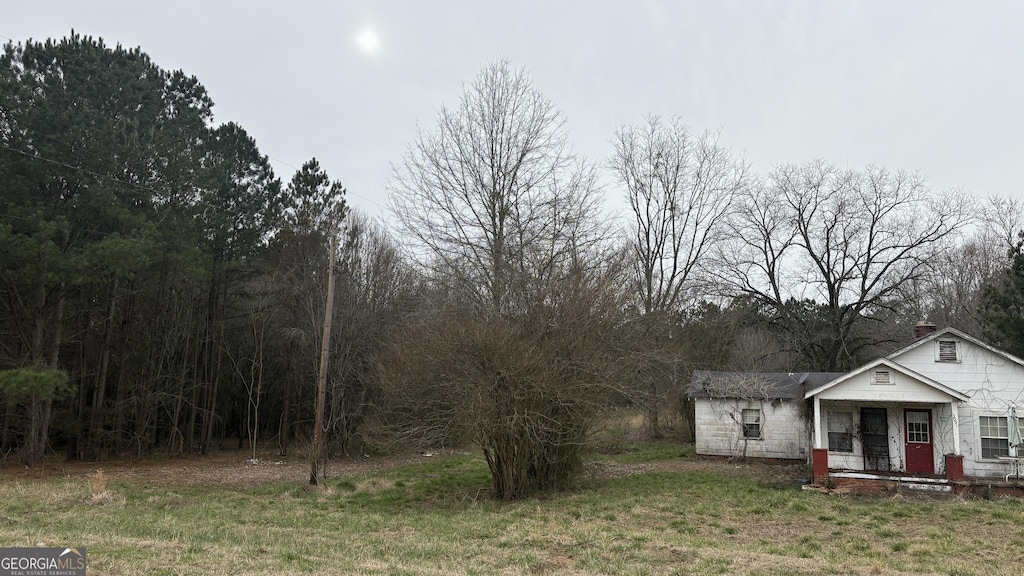 view of yard featuring covered porch