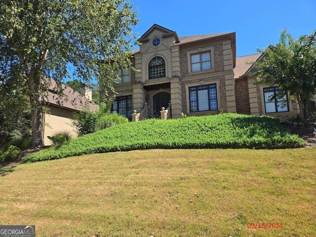 view of front of property featuring a front lawn