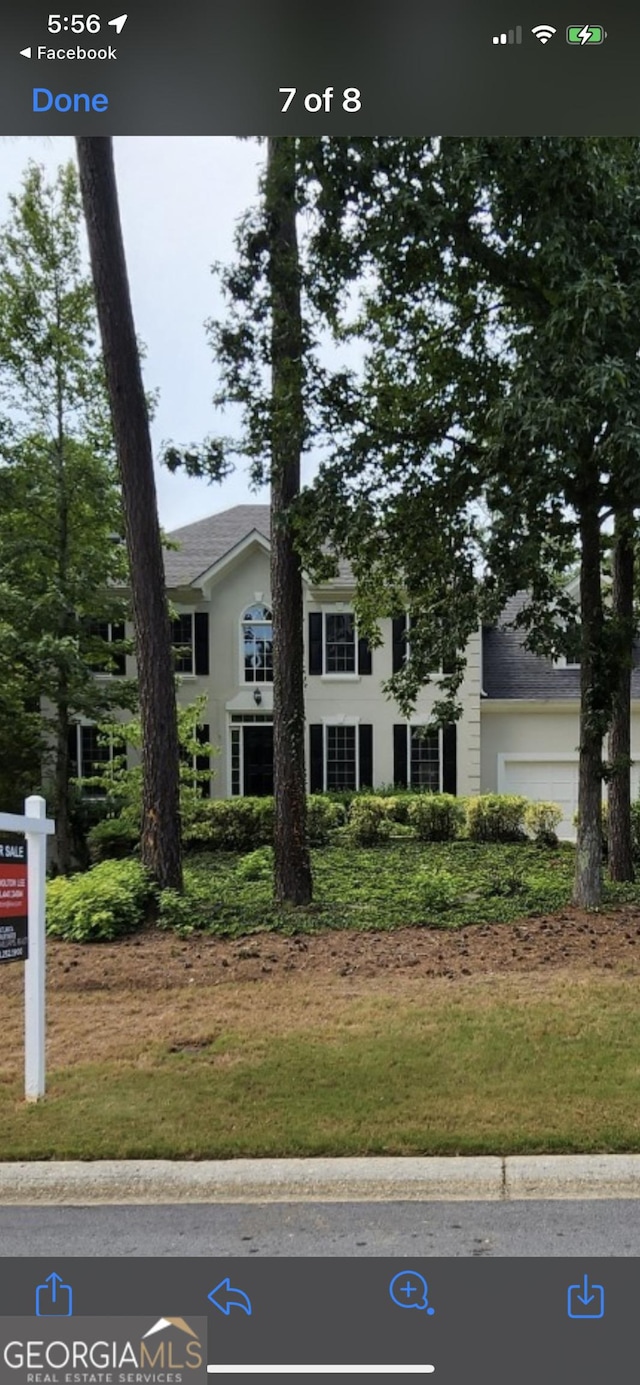 view of front facade featuring a front lawn