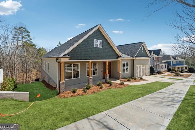 craftsman-style house with driveway and a front lawn