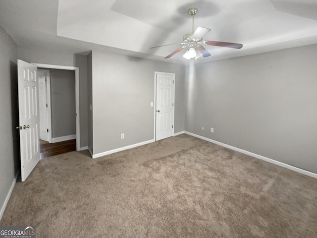 unfurnished bedroom featuring a ceiling fan, baseboards, and carpet flooring