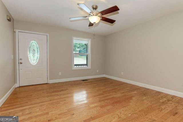 entryway featuring light wood finished floors, visible vents, baseboards, and a ceiling fan