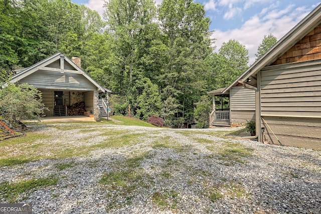 view of yard with driveway