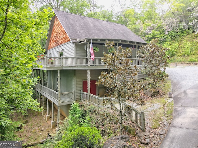 view of front facade featuring a shingled roof