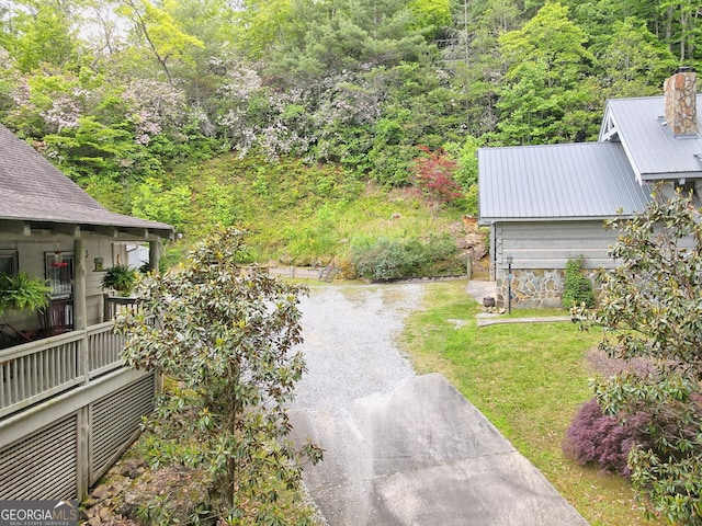 view of yard featuring gravel driveway