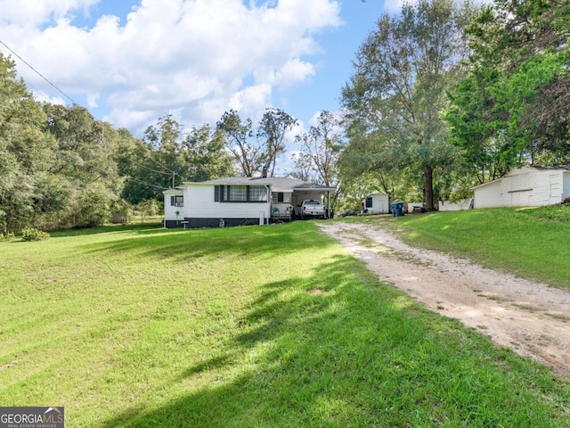 view of front of home featuring driveway and a front lawn