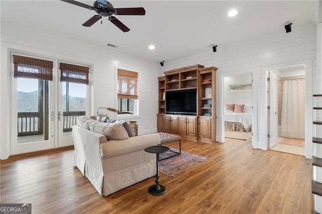 living area featuring light wood-style floors, recessed lighting, visible vents, and a ceiling fan