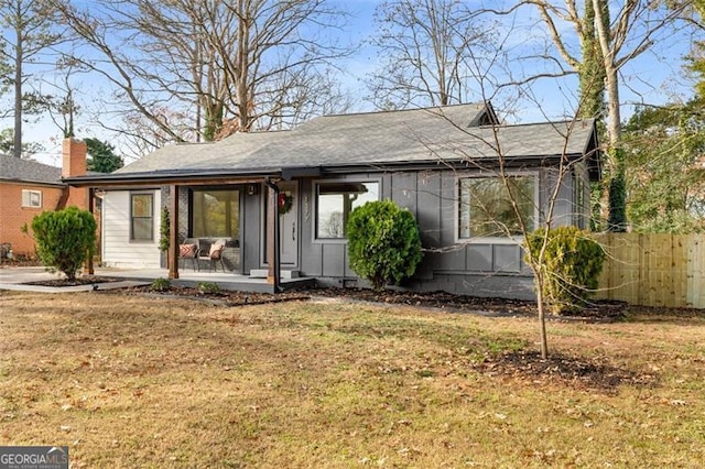 view of front of property featuring a front yard and fence