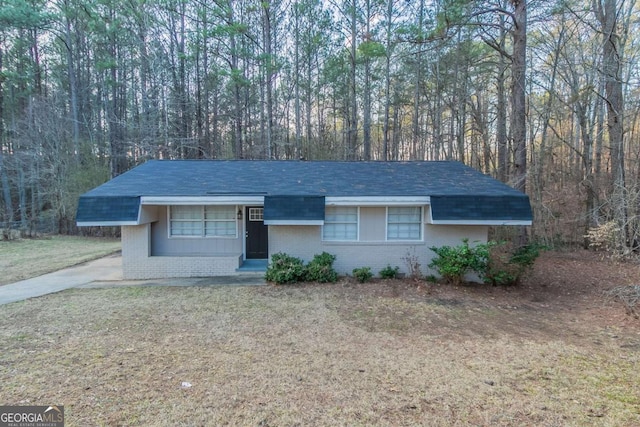 view of front of property with a front lawn and brick siding