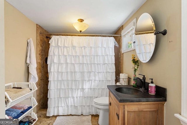 full bath with a shower with shower curtain, vanity, and toilet