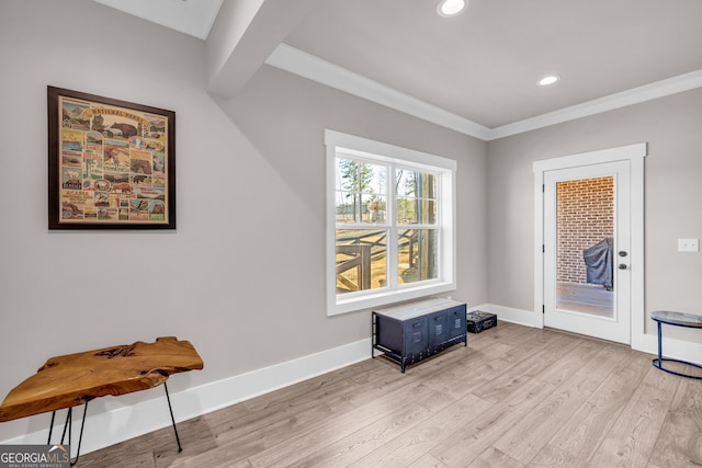 living area featuring light wood-style floors, baseboards, crown molding, and recessed lighting