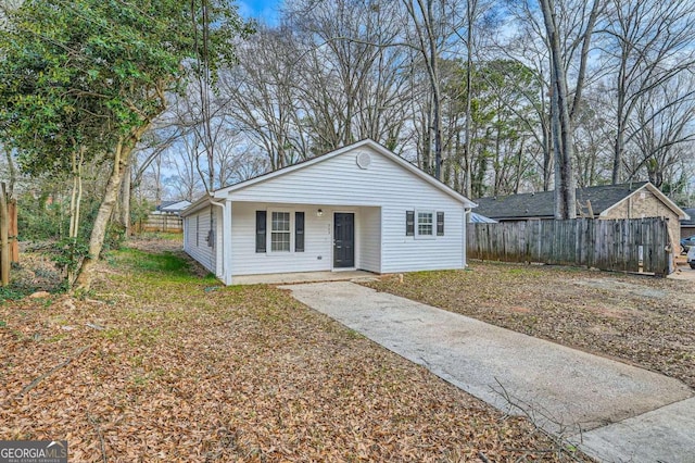 bungalow featuring fence