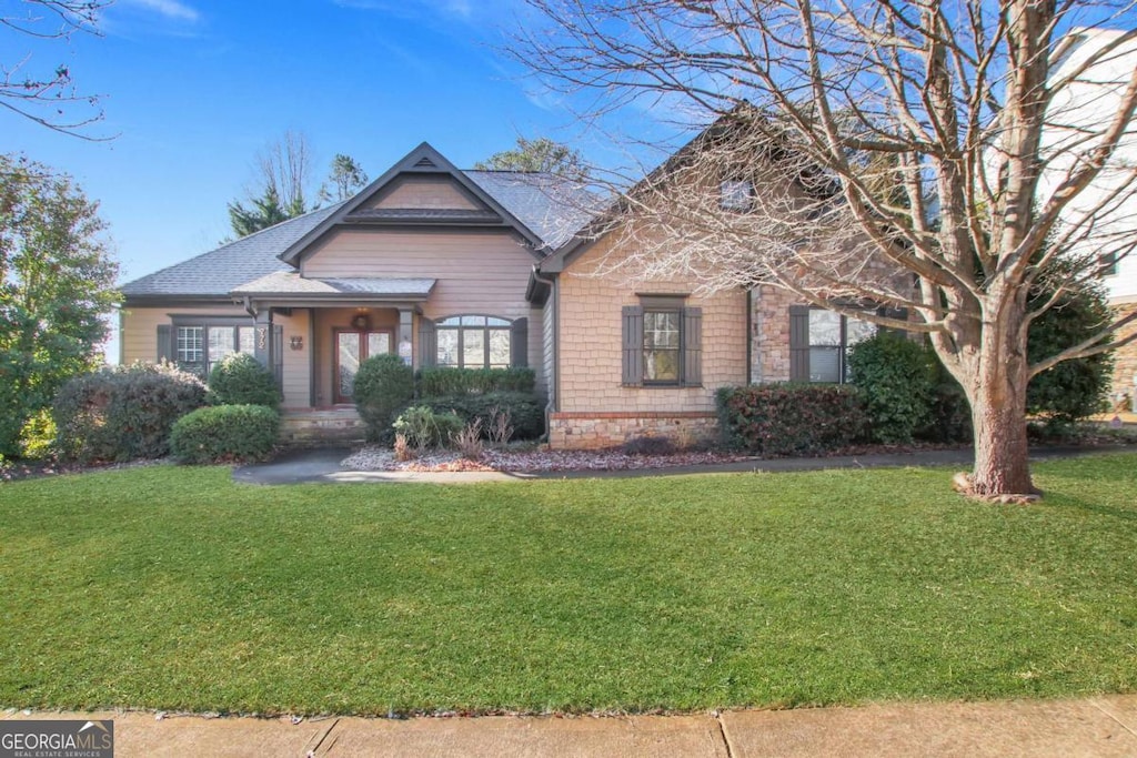 view of front of house featuring a front yard