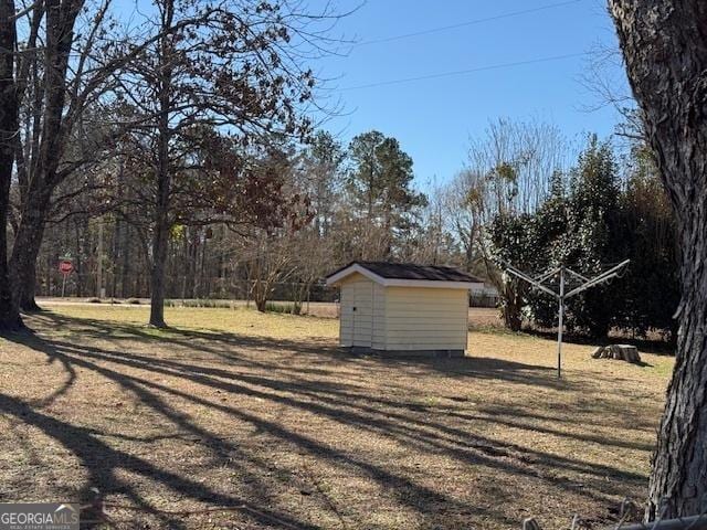 view of yard featuring an outdoor structure and a shed