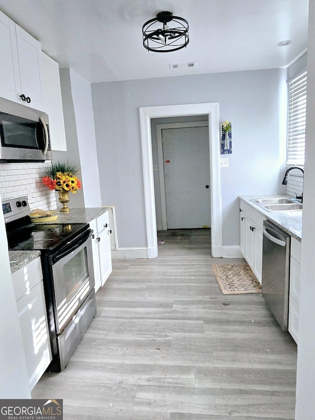 living area with wood finished floors and recessed lighting