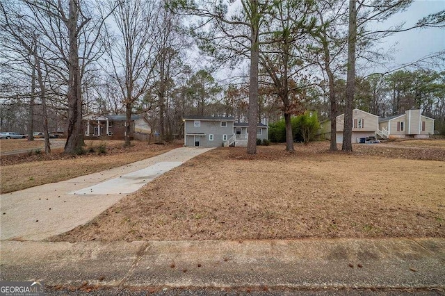 view of front facade with driveway