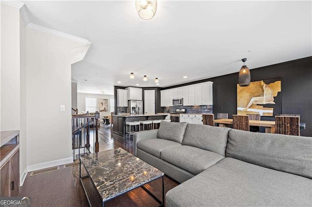 living area with dark wood-style floors, recessed lighting, and baseboards