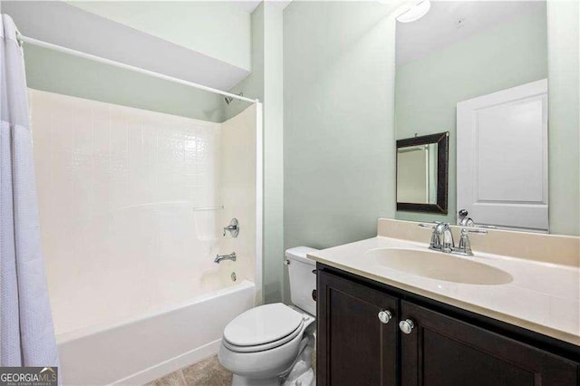 full bathroom featuring shower / tub combo with curtain, vanity, and toilet