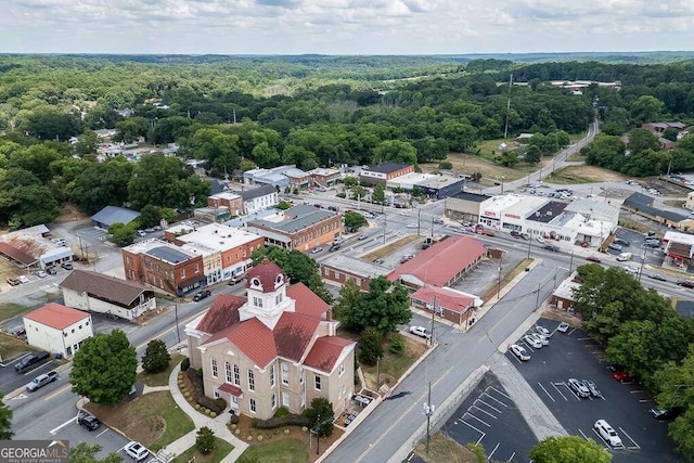 birds eye view of property featuring a forest view