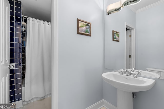 full bath featuring baseboards, shower / bath combo, toilet, and crown molding