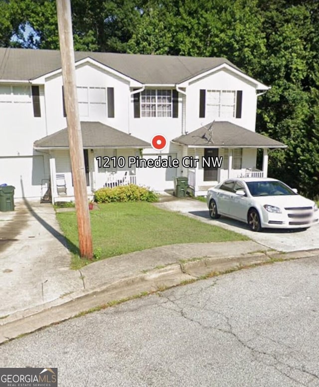 view of front of home with a front lawn