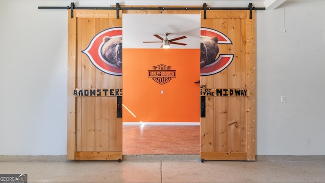 room details featuring a barn door and a ceiling fan