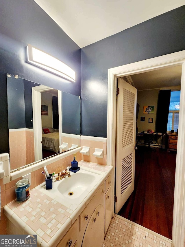 ensuite bathroom featuring vanity and ensuite bathroom