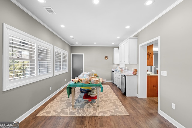 dining room featuring baseboards, visible vents, and ornamental molding