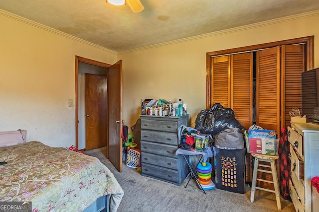 bedroom with carpet floors, a closet, crown molding, and ceiling fan