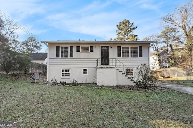 view of front facade with fence and a front yard