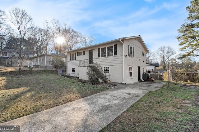 view of front facade featuring fence and a front lawn